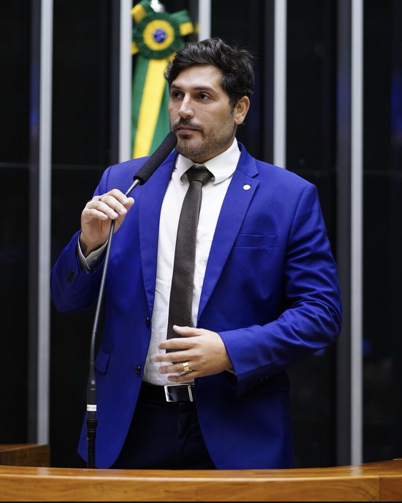 Luciano Vieira discursando na tribuna do plenário da Câmara dos Deputados